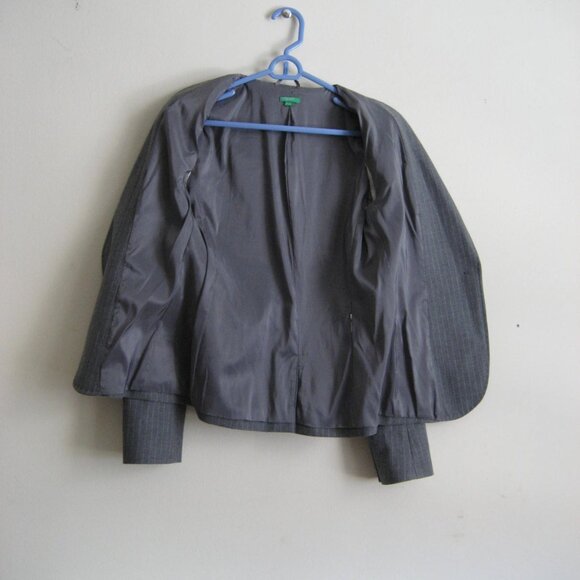 United Colors of Benetton 2 Piece Pin Stripe Pant Suit, Size 42 6P - Picture 5 of 15